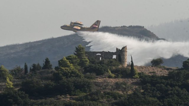 Νέα αναζωπύρωση στην Πάτρα – Μήνυμα 112 για εκκένωση περιοχών