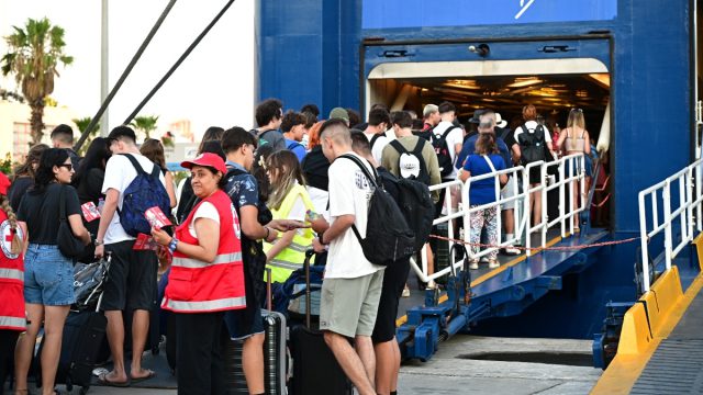 Πατείς με πατώ σε στο λιμάνι του Πειραιά για τους αδειούχους του Αυγούστου – Γεμάτα φεύγουν τα πλοία
