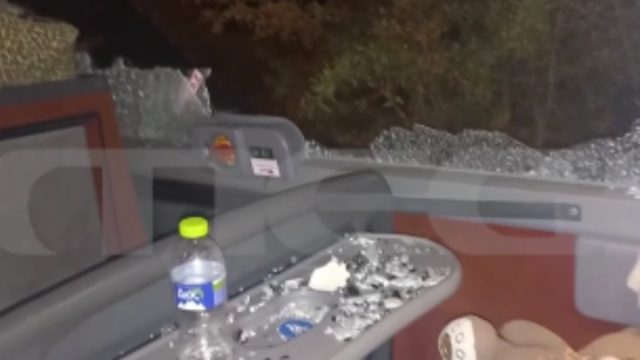 Σοβαρό επεισόδιο στη Θεσσαλονίκη: Έριξαν πέτρες σε τουριστικό λεωφορείο – Τρεις τραυματίες