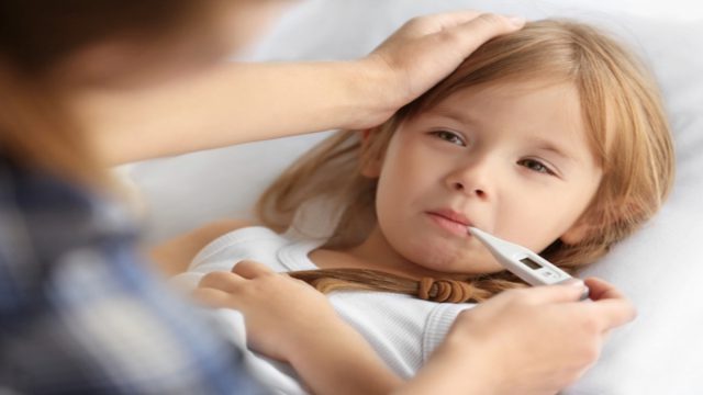 Πυρετός το καλοκαίρι: Πρακτικός οδηγός αντιμετώπισης για μικρούς και μεγάλους