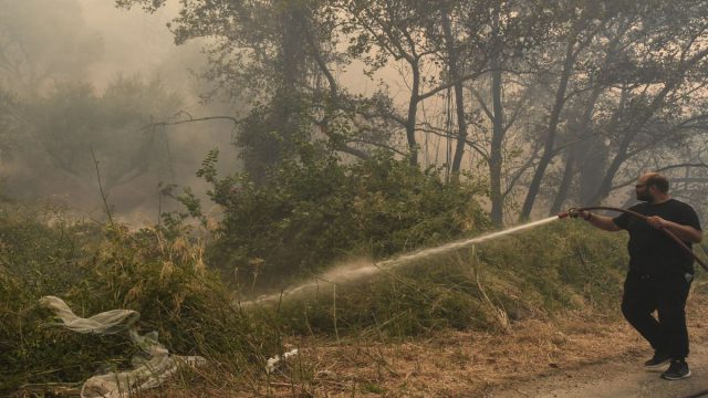 Υψηλός κίνδυνος πυρκαγιάς την Πέμπτη(14/8) – Συναγερμός «πορτοκαλί» επιπέδου 4 σε Αττική, Πελοπόννησο, Στερεά Ελλάδα