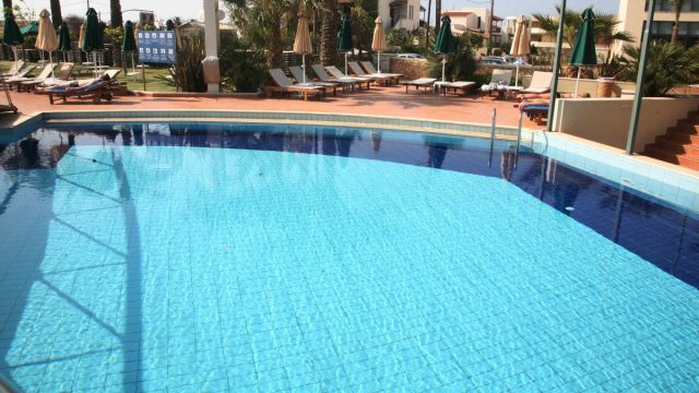 Νεκρός άνδρας σε πισίνα ξενοδοχείου στη Μύκονο – Σε κρίσιμη κατάσταση ο σύντροφός του