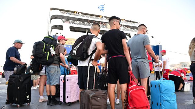Η «Οδύσσεια» των επιβατών του Πειραιά συνεχίζεται: Ανέβηκαν στον καταπέλτη του πλοίου για να ταξιδέψουν