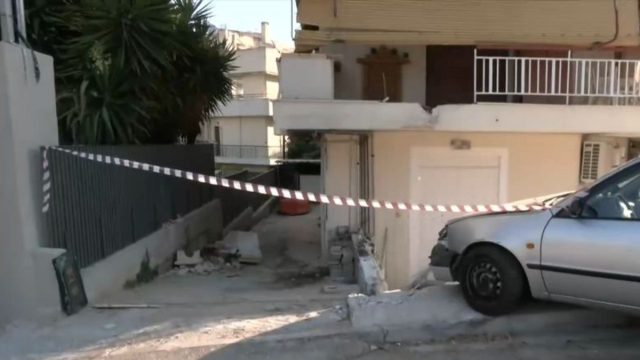 «Ήταν σαν βόμβα – Νομίζαμε έγινε σεισμός» λένε κάτοικοι για το λεωφορείο που έπεσε σε πολυκατοικία στου Παπάγου
