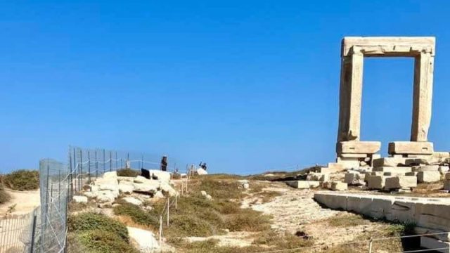 Δυσφορία στη Νάξο: Έφραξαν με συρματόπλεγμα την Πορτάρα μετά τον τουρίστα που σήκωσε αρχαίο μάρμαρο
