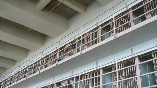 Τρόμος στις φυλακές Τρικάλων: Μαχαίρωσε συγκρατούμενο και προσπάθησε να αυτοπυρποληθεί