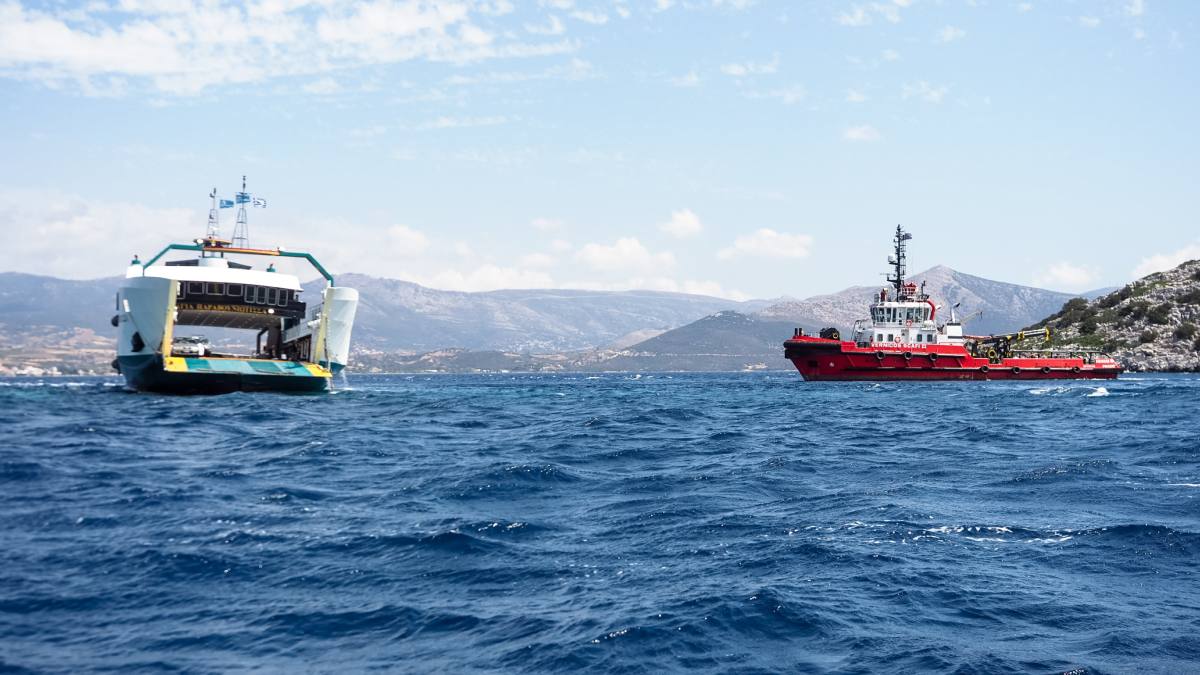 «Κόλλησαν τα πηδάλια του πλοίου, δεν είδα την ξέρα»: Τι ανέφερε στην απολογία του ο πλοίαρχος για την προσάραξη στη Νέα Στύρα