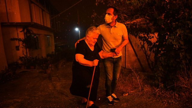 Δύσκολη μάχη με φλόγες και ανέμους στην Αρχαία Ολυμπία: Συνελήφθη άνδρας που έκλεψε πυροσβεστικό όχημα για να σβήσει τη φωτιά