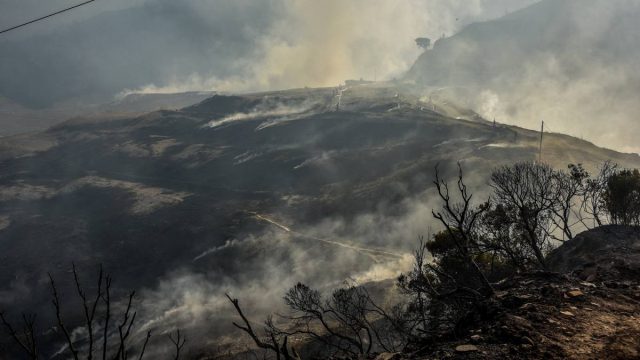 Καμένες εκτάσεις σε όλη την Ελλάδα: Ενεργά μέτωπα στη Χίο, διάσπαρτες εστίες στην Πάτρα – Στάχτη 100.000 στρέμματα από τις φωτιές