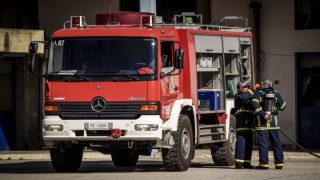 Φωτιά σε εγκαταλελειμμένο κτίριο στο Κιάτο – Ήχησε το 112