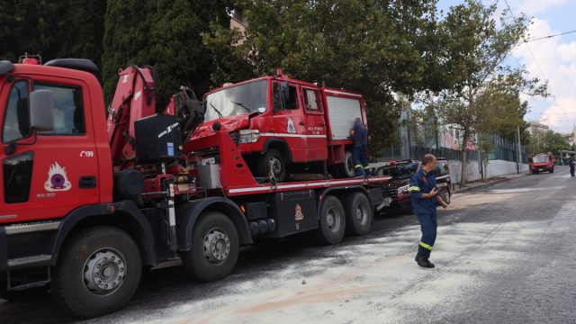 Τραυματίστηκε πυροσβέστης σε τροχαίο στη Νέα Χαλκηδόνα – Το υπηρεσιακό όχημα έπεσε σε δέντρο