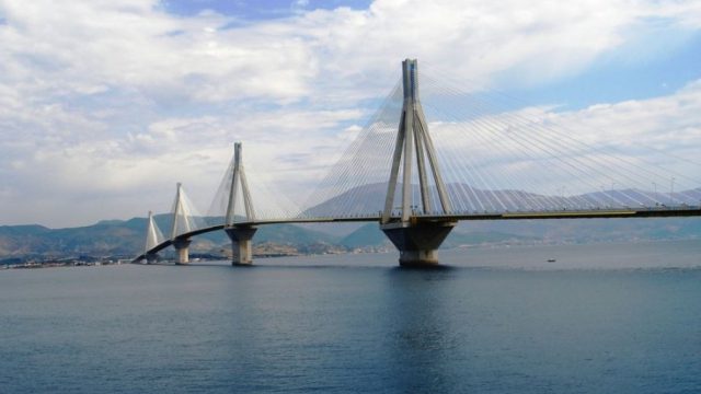 Σαν σήμερα, 7 Αυγούστου 2004: Εγκαινιάζεται η γέφυρα Ρίου – Αντίρριου, η μεγαλύτερη καλωδιωτή γέφυρα του κόσμου