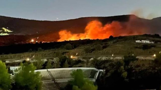 «Κάποιοι είχαν γλέντι και έριξαν πυροτεχνήματα»: Έτσι ξέσπασε η φωτιά στη Σαλαμίνα