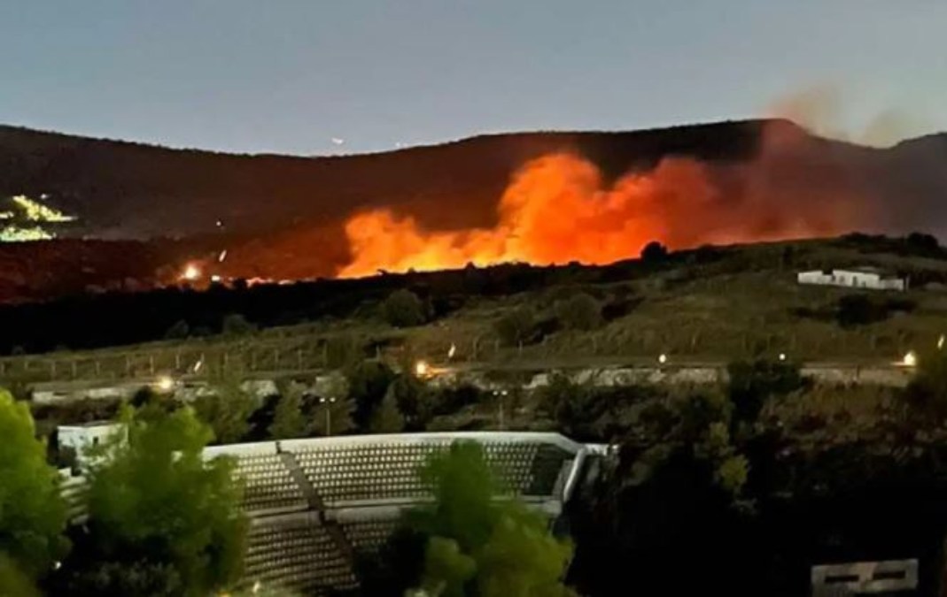 «Κάποιοι είχαν γλέντι και έριξαν πυροτεχνήματα»: Έτσι ξέσπασε η φωτιά στη Σαλαμίνα
