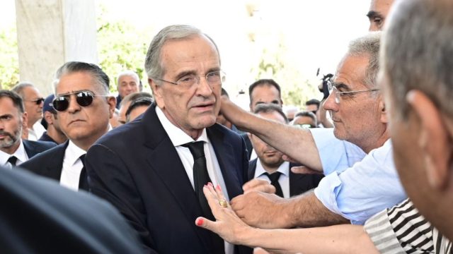 Αντώνης Σαμαράς: Η κίνηση του πρώην πρωθυπουργού μόλις είδε τον κόσμο που συγκεντρώθηκε για την κηδεία της κόρης του, Λένας