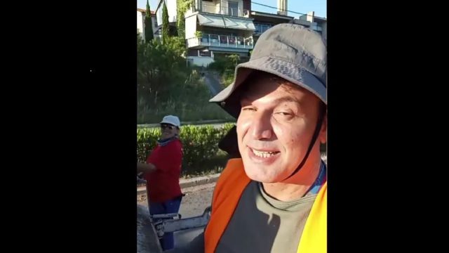 Σαν άλλη Αλίκη Βουγιουκλάκη εργαζόμενος στην καθαριότητα τραγουδάει τον «Γαϊδαράκο» στο TikTok και ζεσταίνει την καρδούλα μας