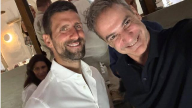 «Με τον Νόβακ στην Τήνο»: Η selfie του Μητσοτάκη με τον θρύλο του τένις, Τζόκοβιτς