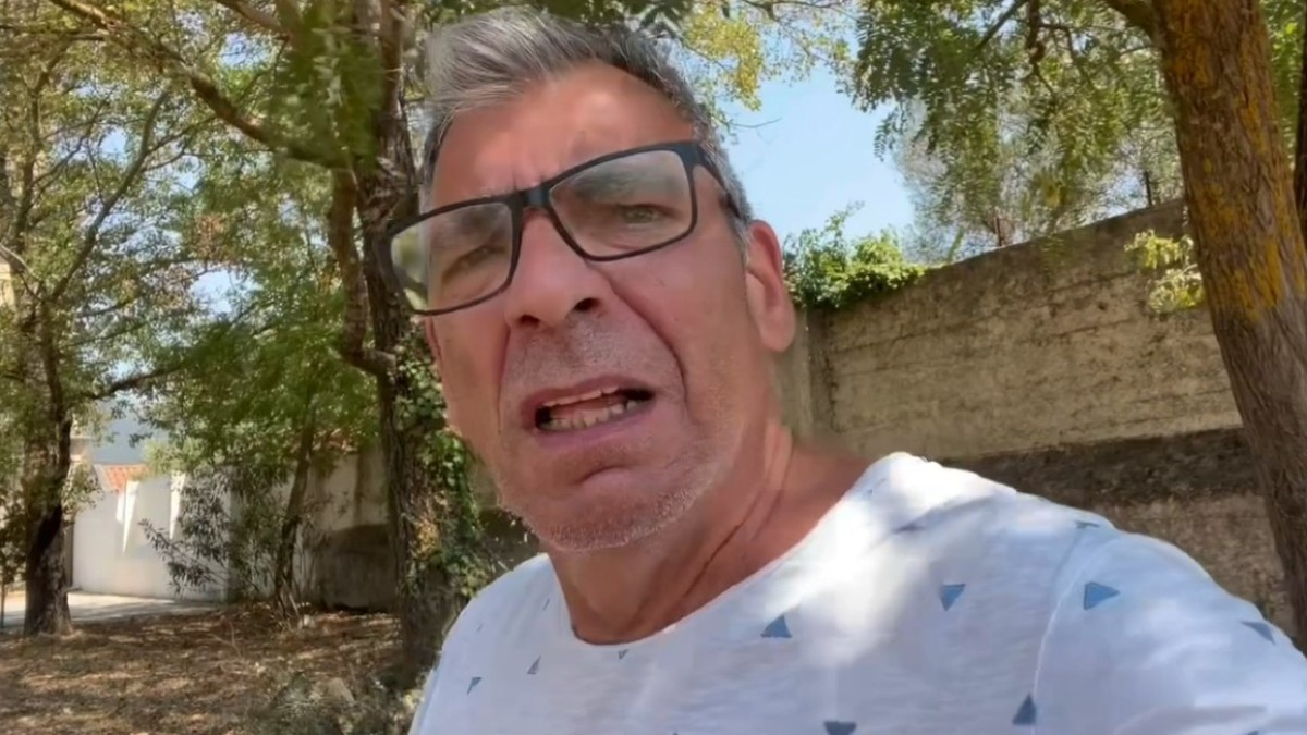 «Βυθισμένος» στη θλίψη ο Γιάννης Σερβετάς: Η απώλεια που πενθεί ο παρουσιαστής