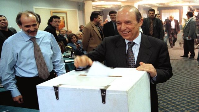 Σαν σήμερα, 22 Αυγούστου 1996: Μετά από εισήγηση του πρωθυπουργού Κώστα Σημίτη αποφασίζεται η διεξαγωγή πρόωρων εκλογών