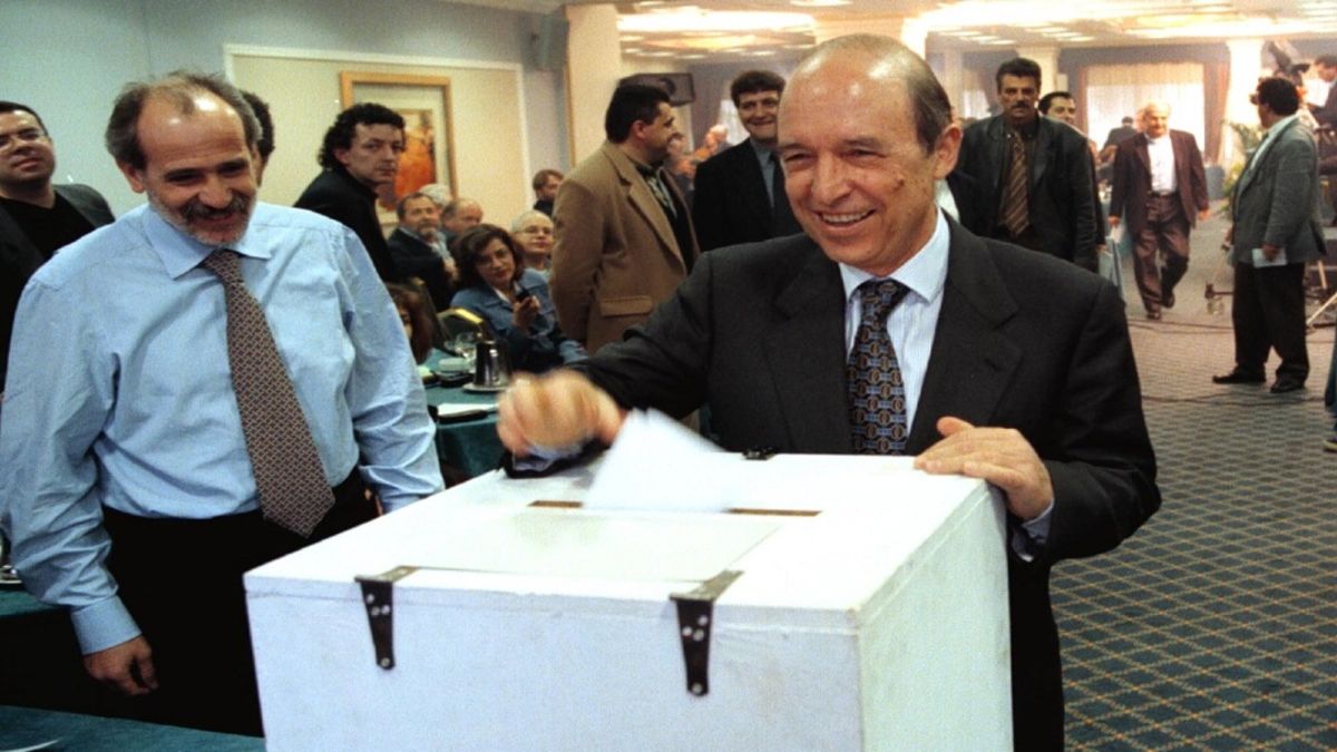 Σαν σήμερα, 22 Αυγούστου 1996: Μετά από εισήγηση του πρωθυπουργού Κώστα Σημίτη αποφασίζεται η διεξαγωγή πρόωρων εκλογών