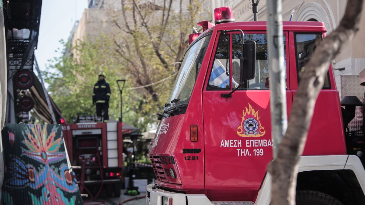 Συναγερμός στην Πάτρα: Φωτιά σε πολυκατοικία με αναφορές για εγκλωβισμένους