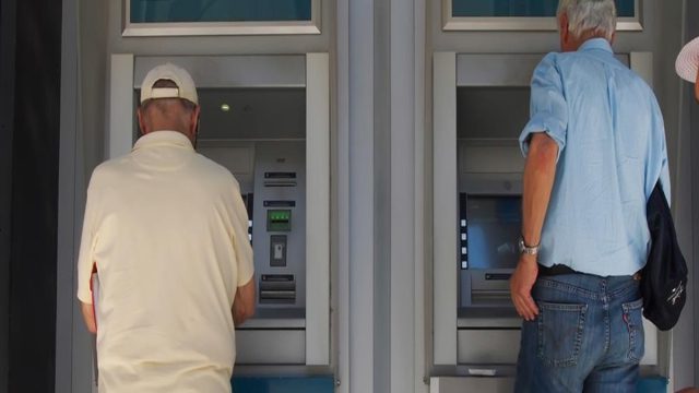 Αναδρομικά από ΕΦΚΑ για 100.000 συνταξιούχους: Ποιοι τα δικαιούνται