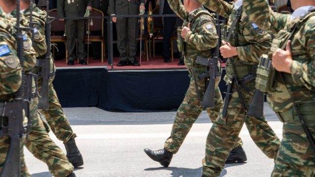 Συντάξεις: Αναδρομικά και αυξήσεις για 260.000 στρατιωτικούς και απόστρατους