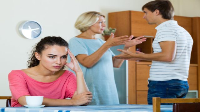 Πώς η οικογένεια και οι φίλοι σας μπορούν να βλάψουν τη σχέση σας – Τι να κάνετε