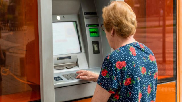 Επίδομα 250 ευρώ: Τι αλλάζει και ποιοι το δικαιούνται