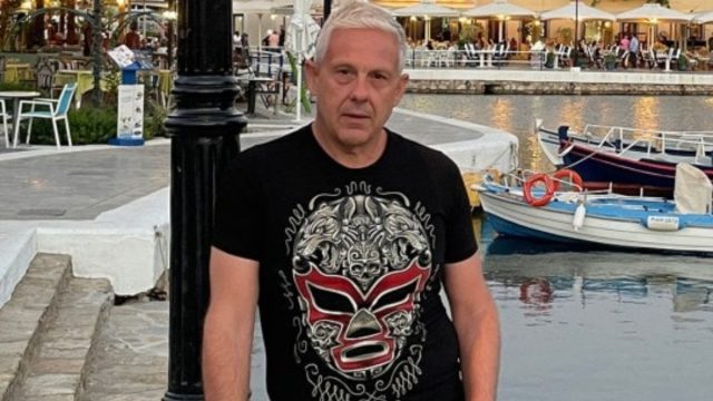 «Κόλαφος» ο Τάσος Δούσης: «Νταντάδες κινητά! Μια οικογένεια που σιχαίνονταν ο ένας τον άλλον και σίγουρα βρίζονταν»