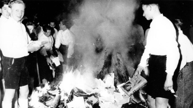 Σαν σήμερα, 16 Αυγούστου 1936: Ο Ιωάννης Μεταξάς και το καθεστώς του καίνε μαζικά «ανθελληνικά» βιβλία στη Θεσσαλονίκη σε μια φιέστα σκοταδισμού