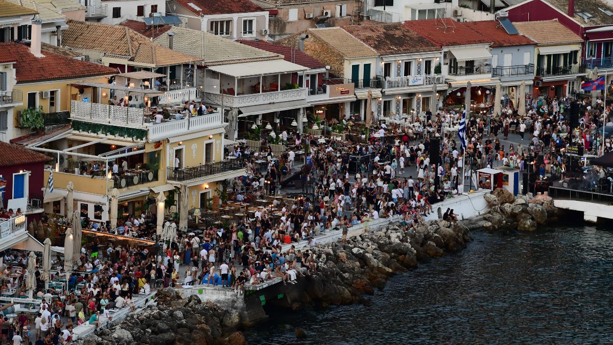 Ο τουρισμός… χάνει λάδια: Κόσμος έρχεται, αλλά χρήματα δε μένουν