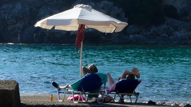 Μένουν εκτός… των δικών τους διακοπών: Πώς η Ελλάδα προσελκύει εκατομμύρια τουρίστες, αλλά οι ντόπιοι αδυνατούν να την απολαύσουν