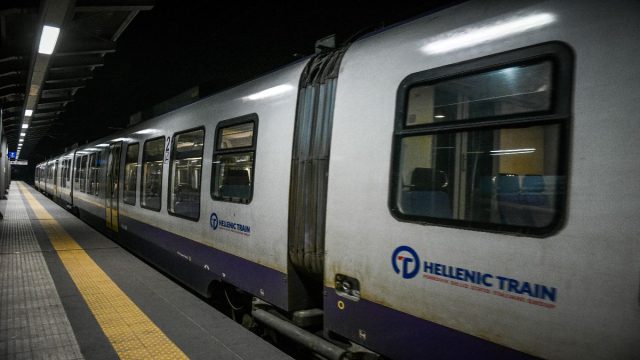 Ταλαιπωρία για επιβάτες στο Αθήνα – Θεσσαλονίκη: Ακινητοποιήθηκε για πάνω από μία ώρα λόγω διακοπής ηλεκτροδότησης