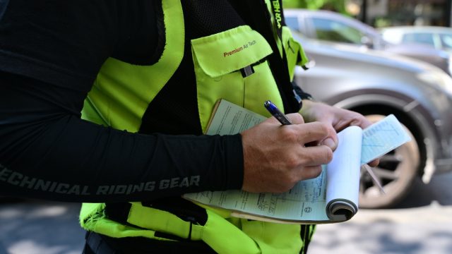 Μπελάδες για 18χρονο οδηγό: Τον έπιασαν να τρέχει με 188 χιλιόμετρα στην Αττική Οδό