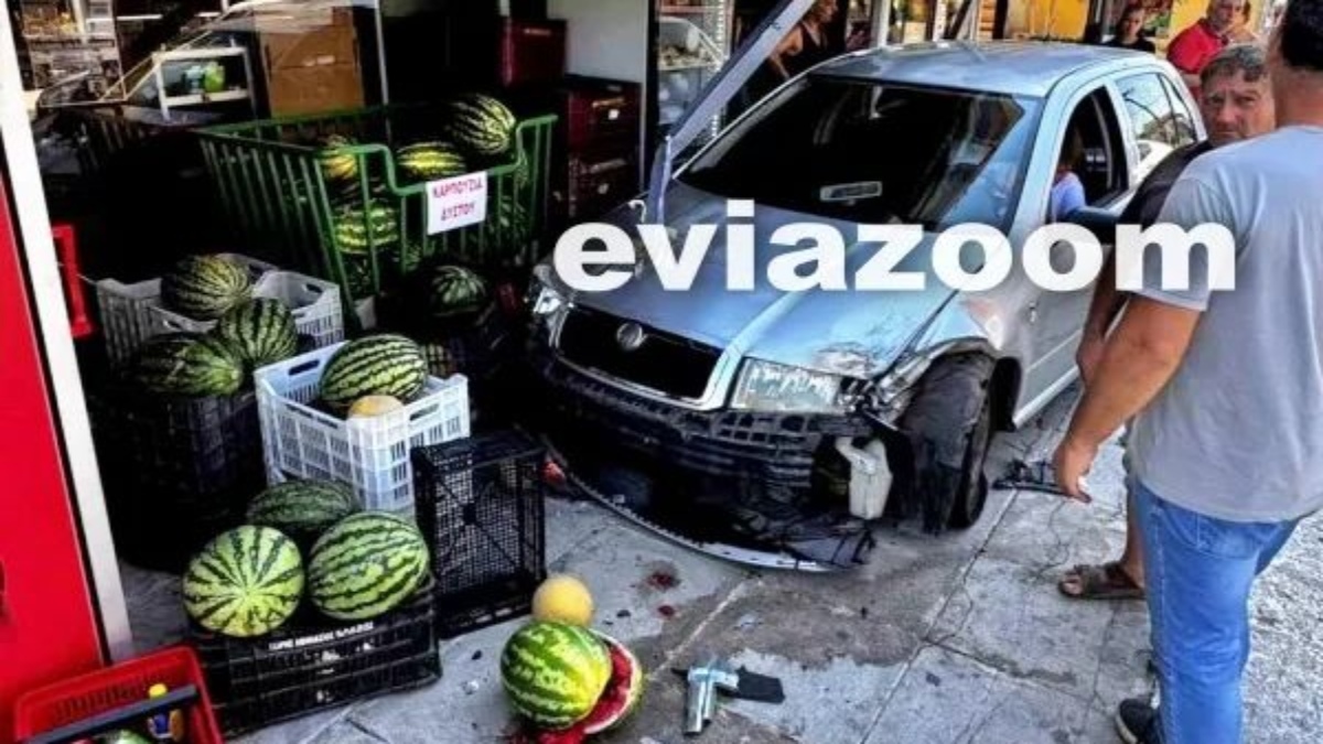 Τροχαίο στη Χαλκίδα: Οδηγός έχασε τον έλεγχο συγκρούστηκε με σταματημένο όχημα και βρέθηκε μέσα σε μανάβικο