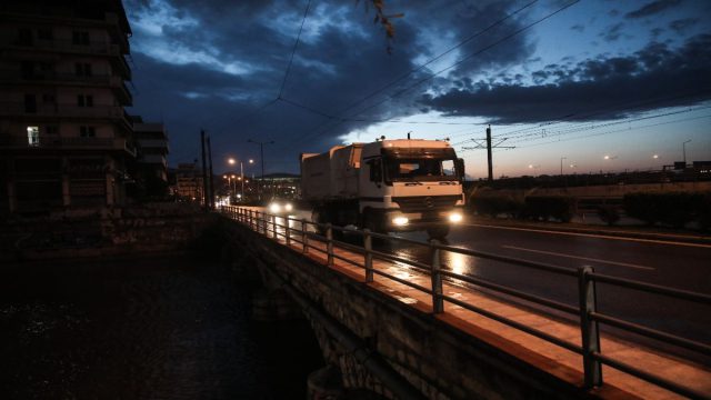 Σοβαρό τροχαίο στην παραλιακή: ΙΧ συγκρούστηκε με δίκυκλο στην Ποσειδώνος στο ύψος του Φαλήρου