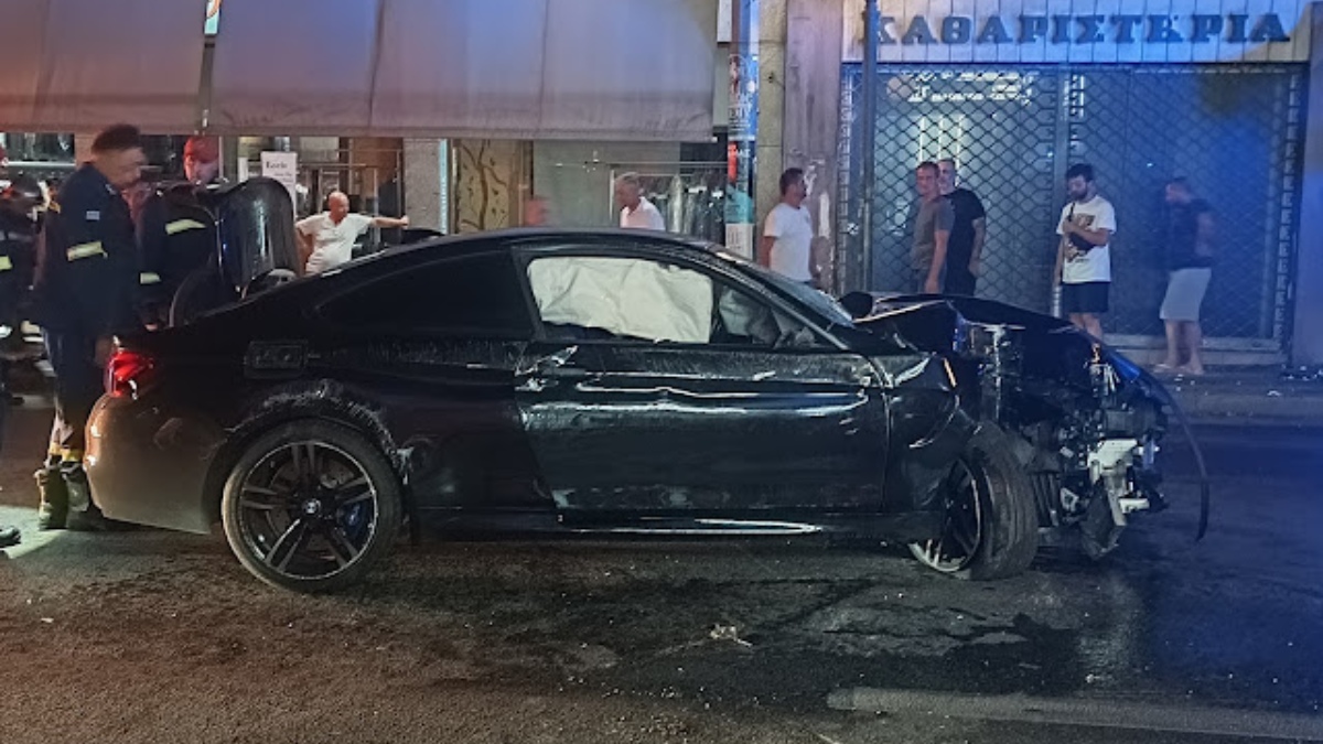 Σφοδρό τροχαίο στη Βουλιαγμένης – Οι επιβαίνοντες εγκατέλειψαν το αυτοκίνητο προτού φτάσουν οι Αρχές