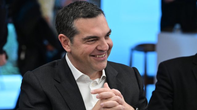 Ο Αλέξης Τσίπρας ανακατεύει την τράπουλα και βγαίνει μπροστά
