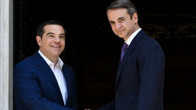 Ανατροπή με δημοσκόπηση της Interview: Μόνο πέντε μονάδες μακριά από τον Μητσοτάκη ο Τσίπρας