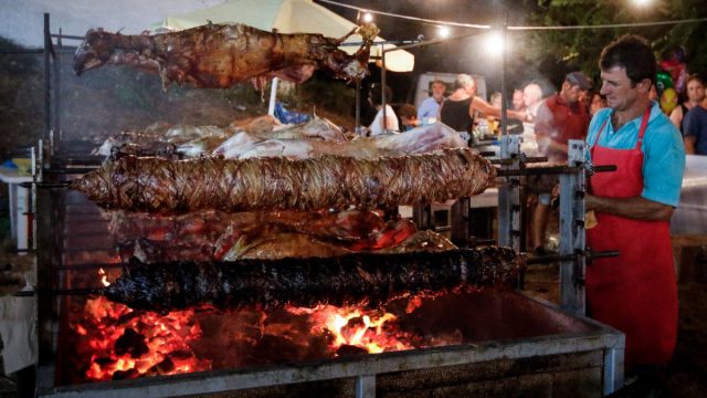 «Τσουχτερές» οι τιμές σε προβατίνα και μοσχαρίσιο κρέας στα πανηγύρια