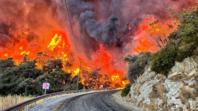 Ο πύρινος εφιάλτης επέστρεψε στην Τουρκία: Εκατοντάδες εκκενώσεις σε επτά χωριά τουριστικής επαρχίας