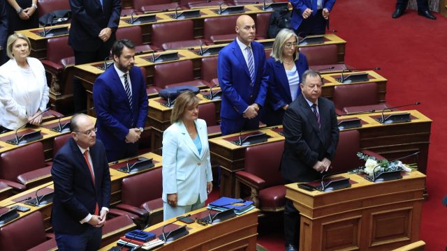 Απόστολος Βεσυρόπουλος: Ενός λεπτού σιγή και λουλούδια στη μνήμη του – Ορκίστηκε η Στέλλα Αραμπατζή στη θέση του