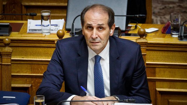 Προσπαθούσαν επί μία ώρα να τον κρατήσουν στη ζωή: Οι τελευταίες δραματικές στιγμές του Απόστολου Βεσυρόπουλου από την ανακοπή καρδιάς μέχρι το θάνατό του
