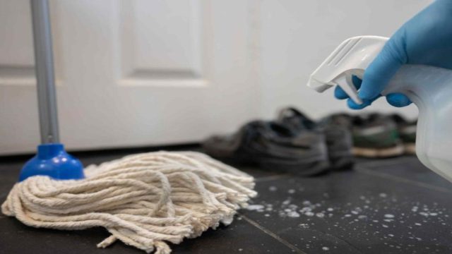 Κάνε τη σφουγγαρίστρα σαν καινούργια μόνο με ένα υλικό που έχεις στην κουζίνα