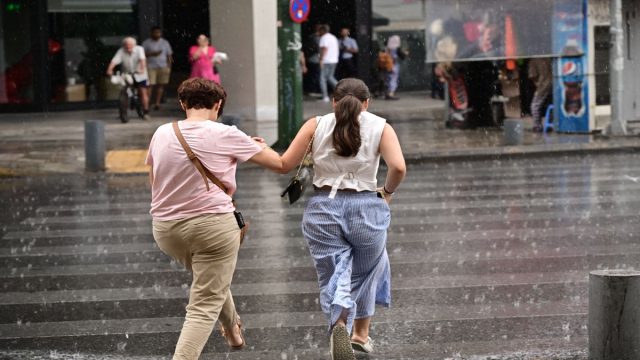 Ο καιρός… θα μας τρελάνει: Έρχονται θερμές αέριες μάζες από την Ιταλία και τοπικές καταιγίδες