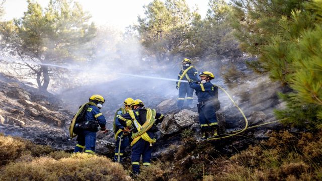 Πυρκαγιά στη Χίο: Πολίτες εγκλωβίστηκαν στις παραλίες – Μεγάλη επιχείρηση από Λιμενικό και ιδιωτικά σκάφη