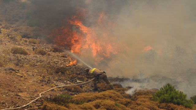 Η Δυτική Ελλάδα και η Χίος στις φλόγες: Εκτεταμένες ζημιές σε σπίτια, επιχειρήσεις και φυσικό περιβάλλον