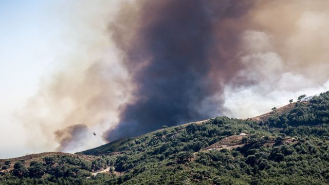 Μεγάλη η φωτιά στη Χίο: Συνεχείς εκκενώσεις και μεγάλη κινητοποίηση πυροσβεστών