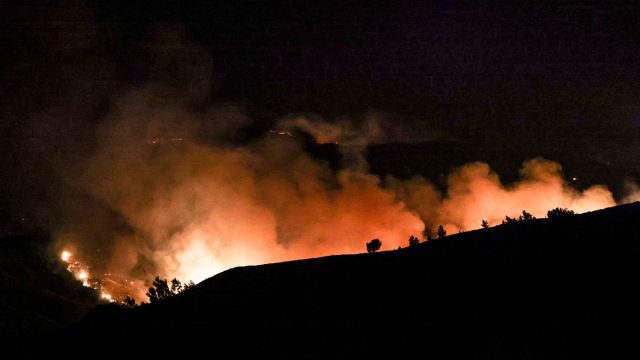 Σε κατάσταση απελπισίας η Χίος: Η φωτιά κατακαίει το νησί – «Πήραν πολίτες με βάρκες, αλλιώς θα καίγονταν»